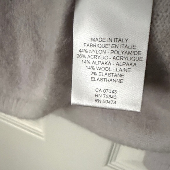 Bianco&Blu Women's Light Pearl Lilac V-Neck Sweater - Picture 5 of 5